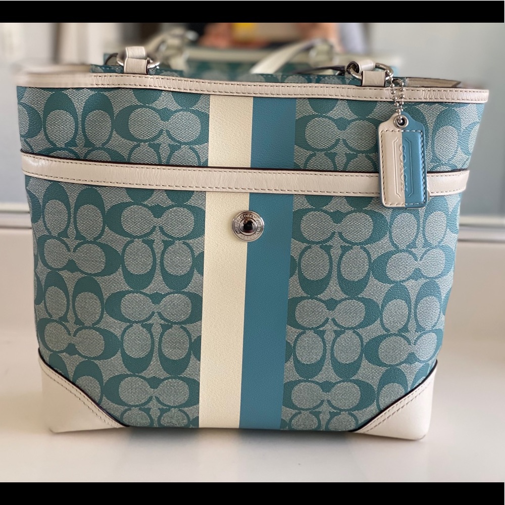 Coach tote with zipper